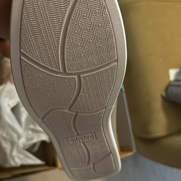 Brand new men’s shoes. Never worn. - Picture 3 of 5